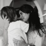 Mia Rose Instagram - Dia da Mãe a chegar e, tal como o amor de mãe, uma jóia também é para sempre 🤍 E se quiserem um presente intemporal para celebrarem o próximo o domingo, podem encontrar a coleção #UnikeByMiaRose no site da @unike_jewellery e em vários pontos de venda pelo país 💍 Deixo o link da coleção nos stories e o vídeo que fiz com as técnicas para saberem o tamanho de anel perfeito sem saírem de casa ✨ Fica a dica! #MothersDay #DiaDaMae