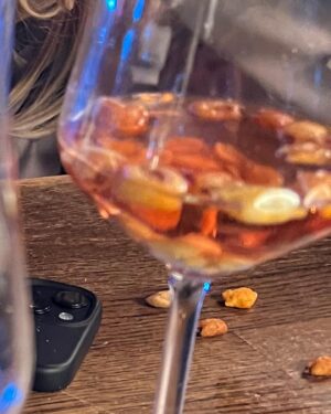 Mia Skäringer Instagram - För tre år sedan lovade jag @hampusnessvold att vi skulle festa. Förra veckan blev det äntligen av, dock måste man nog tillägga att det mest var Hampus som sköt ut mig 🚀 Lyssna på det nya avsnittet @skaringerochnessvold idag.