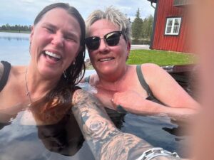 Mia Skäringer Instagram - Jag vet inte varför men jag tycker vi ser ut som ödlan å brorsan 
men det är jag å morsan å vi har ”dygnat” i romantisk dubbelsäng på Spa 
♥️ allt om detta och mycket mer i dagens @skaringerochnessvold
