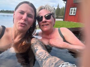 Mia Skäringer Instagram - Jag vet inte varför men jag tycker vi ser ut som ödlan å brorsan 
men det är jag å morsan å vi har ”dygnat” i romantisk dubbelsäng på Spa 
♥️ allt om detta och mycket mer i dagens @skaringerochnessvold