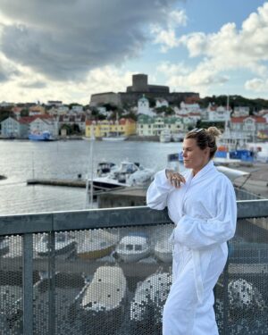 Mia Skäringer Instagram - ❤️👋🏻 Veckorapport direkt från det vi kallar verkligheten och från den parallella världen som ju pågått samtidigt för både mig och @hampusnessvold 😍 nytt avsnitt @skaringerochnessvold ute nu 🫴🏻🚀💋Och om ni röstar på oss inne på @aftonbladet Barncancergalan - årets humorpodd blir vi glada 🙏🏻🥰