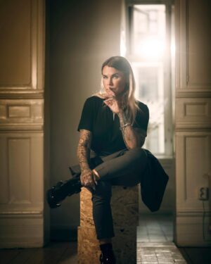 Mia Skäringer Instagram - Resting bitchfejs väntar i dörrhålet på @polpoplay 📸: Nicke Johansson