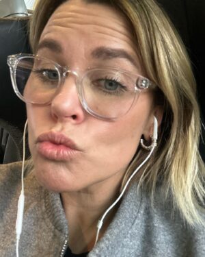 Mia Skäringer Instagram - Medan PrästBjörn delar ut nattvarden sitter Tabita bakom skynket å piffar luggen @skaringerochnessvold tackar ❤️Malmö och Liveshowen ”Just idag mår vi bra” rundar nu av höstturnén i ❤️Sthlm Globen imorgon fredag! 🫴🏻💋