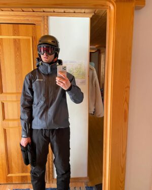 Mia Skäringer Instagram - Nytt avsnitt @skaringerochnessvold

 (Jag har just kammat hem ett pris på en skidtävling i kvarteret där jag bodde som liten och @hampusnessvold bjuder på fashion) 
 Vi snackar helt enkelt lite outfits i snön och längtan efter att någon snäll vuxen ska skrapa banan med sked åt oss igen. 
Tänk att vi aldrig förstod hur lyckliga vi var då. 🥹❤️ Lyssna!