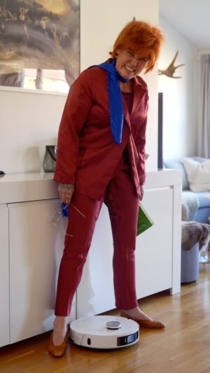 Mia Skäringer Instagram - Vänner vänner, gör sånt du tycker är skoj! 

Detta är reklam för Dreame L20 Ultra,
den ultimata livskamraten som både dammsuger och moppar golven åt mig medan jag lever livets liv. 
En sån enorm källa till glädje! 
https://www.elgiganten.se/brand/dreame