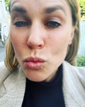 Mia Skäringer Instagram - 🫴🏻❤️vakna bejbi 
det är vi som är gudarna 
och vi är redan här 

känn hur vingarna 
trycker under dina skuldror 
som visdomständer som väntar på att bryta sig upp under köttet 

Jag tror inte på Gud 
eller jo jag tror på den samlade energin i allt levande 

det rena medvetandet 
den gudomliga energin är alltså inte mer närvarande eller frånvarande än oss själva 

vi är alltså inte mer avskiljda från någonting än vi själva gör oss 
så när vi säger att vi längtar till naturen så är det vår egen närvaro vi pratar om
vi är naturen 
inte en kropp som upplever sin ande då och då 
vi är en ande
ett medvetande som upplever en kropp 
men vi  glömmer 
glömmer allt 
om och om igen
det är livet 

därför tror jag inte heller på någon Jesus figur som ska komma tillbaka 
jo isåfall vi - människan- som ska komma ihåg vilka vi är 
vi som ska komma hem till oss själva och träda in i vår egen gudomlighet 

vi presenterar oss själva oftast med minneskort från förr
vi styr och navigerar framtiden med kartan full av sår, trauma och olika erfarenheter från förr

vi är sällan i nuet
vi utgår sällan från nuet 
vår natur 
vår varelse 
det rena närvarande medvetandet 

vi förbereder oss på all skit vi tror ska komma 
eller så håller vi andan 
väntar vi på att leva 
tills allt blir bättre

det kanske kommer att hända i ett annat nu
att något vi önskade plötsligt blev just så bra 
men tyvärr är vi inte där då heller 
för vi är redan i nästa tanke 
om sen 
och om 
och då

vakna bejbi 
det är vi som är gudarna 
och vi är redan här 
/Mia 
😎🫶🏻