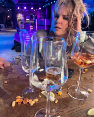Mia Skäringer Instagram - För tre år sedan lovade jag @hampusnessvold att vi skulle festa. Förra veckan blev det äntligen av, dock måste man nog tillägga att det mest var Hampus som sköt ut mig 🚀 Lyssna på det nya avsnittet @skaringerochnessvold idag.