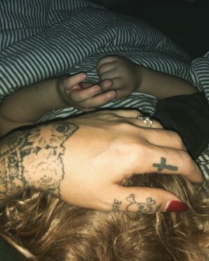 Mia Skäringer Instagram - Denna text tål att repriseras ❤️

Om jag vore en Gud så skulle jag överväga att lyfta kvinnan från jorden en stund. Lägga henne i pyjamasfickan under mitt hjärta, där hon skulle få vaggas till rytmen av min puls, så som hon själv har burit livet och kommit med trösten till andra. Där skulle hon få vila tills världen gjort sig förtjänt av sin kvinna igen. Men jag är ingen Gud, bara en trött människa, en tre barns mamma med hårt beskurna vingar och blodiga fästen. Det är farligt att vara flicka, dödligt att vara kvinna som ber om mänskliga rättigheter. För bara genom att leva kränker hon mannens luftrum. Bara genom att visa sig vara lika bra, ja kanske starkare så utgör hon ett hot som måste tyglas. Ägas förklaras och kontrolleras. Och kränkta män som projicerar sin egen förlorade heder i kvinnohat finns i alla kulturer. Här, där, framför och bakom. I system, traditioner och jargonger. Det är svårt att vara pojke. I förväntningarna, på skolgården, i omklädningsrummet, i familjen, i traditionen. Lipa inte. Var ingen mes. Skydda familjens heder. Låt dig inte kränkas. Ta inte en smäll. Slå tillbaka. Håll huvudet högt. Visa dig aldrig svag. Älskade lilla pojke. Det är hos dig allt börjar. Hur ska jag hjälpa dig gå oskadd genom förväntade roller. Bevara din gloria av blommor och hjärtan. Hur kan jag konservera dina tårar om de någon gång fjättras i en håla av påhittad manlighet. Om du inte längre vågar visa din svaghet, din rädsla. Om du en dag föser bort min hand på din kind och aldrig mer ber mig stanna. Då måste jag ha en burk med din egen salta sårbarhet. Motgift till din egen själs försvar. En pipett att droppa din lilla pojkes tår med på varje hård knuta. Så den kan lösa upp dig till din en början. Ge dig tillbaka dig själv.  Lilla pojken min. Du och jag kan frigöra varandra. Dina tårar kan hela mina sår. Dina kramar kan rädda världen. Dina tårar kan trygga din systers liv. Jag måste hjälpa dig gå fri.  /Mia #enkvinnligkomikersdagbok