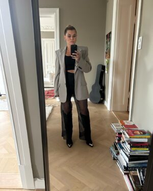Mia Skäringer Instagram - ❤️👋🏻 Veckorapport direkt från det vi kallar verkligheten och från den parallella världen som ju pågått samtidigt för både mig och @hampusnessvold 😍 nytt avsnitt @skaringerochnessvold ute nu 🫴🏻🚀💋Och om ni röstar på oss inne på @aftonbladet Barncancergalan - årets humorpodd blir vi glada 🙏🏻🥰