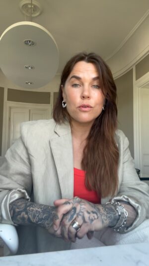 Mia Skäringer Instagram - Uppskattningsvis har omkring 20 000 barn separerats från sina föräldrar eller blivit föräldralösa 💔 

Ge en morsdags gåva 
Ge dem en chans till ett liv 
Länk i min profil ❤️‍🩹