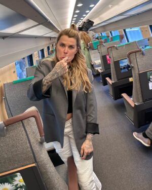 Mia Skäringer Instagram - Nytt @skaringerochnessvold avsnitt ute nu! 😎👋🏻 Jag säger klart och tydligt till @hampusnessvold att jag inte orkar åka samma tåg som hela teatergänget (#peterpangåråthelvete) till Göteborg. Jag ska hem från solsidan inspelning å han på turné. Jag vill alltså bara sitta tyst å vara introvert, vila hela resan. Men samtidigt inte skämma ut Hampus genom att framstå som sur å trött ( jag är ju bara blyg) Vi planerar in i minsta detalj - olika avgångar. Jag ska till och med kanske flyga eftersom det varslas tågstrejk. Vad händer. Jo jag hamnar ändå på samma avgång som hela gänget och som skagenröran på moset även  mitt i inspelningen av Walgrens värld. Ja även Christina å Hans kvittrar i vagnen. Universum säger alltså till mig: Du behöver inte vara så socialt ängslig. Pernilla är jättesnäll och det är ingen som bryr sig om dig här just nu Mia. De har alla nog med sitt. Japp, det var Skäringers läxa den här veckan. ❤️ @pernillawahlgren tack för att vi  sitta tillsammans på era platser! 🫴🏻💋