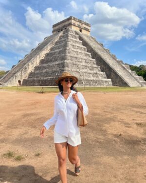 Micaela Reis Instagram - Tive a oportunidade de explorar duas maravilhas impressionantes :)

Primeiro visitei Chichén Itzá  Patrimonio da Humanidade pela UNESCO, onde se encontra uma das 7 maravilhas do mundo a pirâmide imponente, El Castillo também conhecida como Templo de Kukulcan, e a sua rica história maia.

Depois segui para o Cenote Ik Kil um esplendor de beleza que encanta os sentidos e a alma.

Foi uma experiência única visitar estes dois locais 🇲🇽🤍

#MaravilhasdoMundo#IkKil#ElCastillo