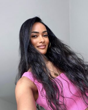 Micaela Reis Instagram - Girlsssss este post é para vocês 💖

Perguntam-me sempre quem aplica o meu cabelo, que fica sempre com um resultado natural. A responsável por fazer as minhas aplicações ( costura e fio-a-fio) chama-se Mimi ☺️

Além de aplicar, pinta, corta e faz penteados lindos 💖

Deixo-vos aqui o insta dela para fazerem as vossas marcações @mimidossantos3