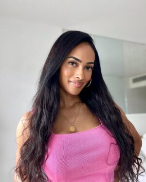 Micaela Reis Instagram - Girlsssss este post é para vocês 💖

Perguntam-me sempre quem aplica o meu cabelo, que fica sempre com um resultado natural. A responsável por fazer as minhas aplicações ( costura e fio-a-fio) chama-se Mimi ☺️

Além de aplicar, pinta, corta e faz penteados lindos 💖

Deixo-vos aqui o insta dela para fazerem as vossas marcações @mimidossantos3