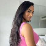 Micaela Reis Instagram - Girlsssss este post é para vocês 💖 Perguntam-me sempre quem aplica o meu cabelo, que fica sempre com um resultado natural. A responsável por fazer as minhas aplicações ( costura e fio-a-fio) chama-se Mimi ☺️ Além de aplicar, pinta, corta e faz penteados lindos 💖 Deixo-vos aqui o insta dela para fazerem as vossas marcações @mimidossantos3