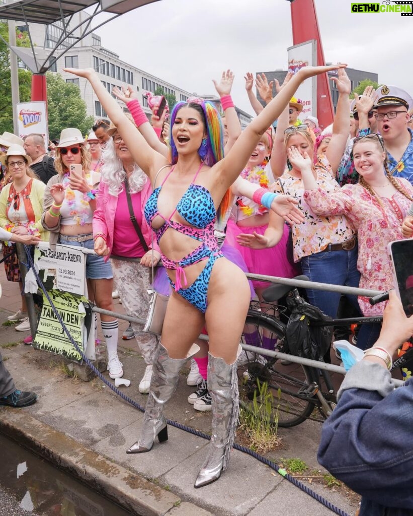 Micaela Schäfer Instagram - Wie jedes Jahr war ich wieder beim @schlagermove in Hamburg dabei! Danke @stefanschneider_bild @bildhamburg @bild , dass ich dabei sein durfte. Ich liebe Anlässe ohne Kleiderordnung und wenn es verrückt, bunt und schrill sein darf ❤️ 🌈 Morgen zeuge ich Eich mit wem ich gefeiert habe 💄 @nellabrandt_mua 📸 @tobiasdoerer #schlagermove #schlagermovehamburg #schlagermove2024 #ichfindschlagertoll