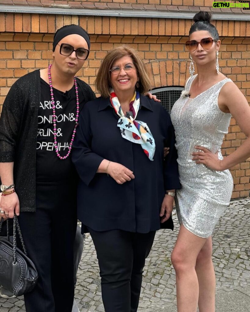 Micaela Schäfer Instagram - Feel and style like a Diva auch wenn es 12 Uhr mittags ist ❤️ Heute kommt ab 18 Uhr auf @rtl_de Explosiv die erste Amtshandlung als CDU Mitglied von @julianfmstoeckel und mir unter Anleitung von @judithstueckler . Was könnte das wohl sein? 💄 @chrisbaer.makeup