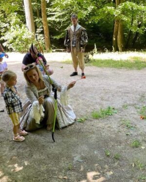 Michaela Badinková Instagram - Opět sme  tak trochu začarovali náš lesopark na Cibulce a proměnili ho na Pohádkový les ❣️ Děkujeme všem, že jste se s námi přišli pobavit a užít si krásný sluneční den🌼. Navidenou příští rok❣️ #zábava  #sousedi  #pohadka #summer 
@starostka_s_laskou 
@vaclavlaska