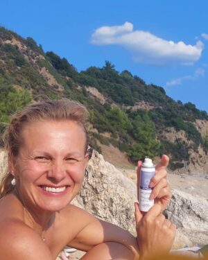Michaela Badinková Instagram - Léto v mém milovaném Řecku 🪬🌊💙 

Miluju léto a sluníčko, ale čas od času se mi objeví alergická reakce na ☀️ a nejrychlejší a nejlepší řešení je termální voda od @eauthermalejonzac_cz_sk 💦 díky minerálům mojí pleť hezky zklidní a regeneruje 🫶🏻 A v tomhle malém cestovním balení je na cestování ideální 💙

#recko #more #slunicko #pohoda #relax #termalnivoda
