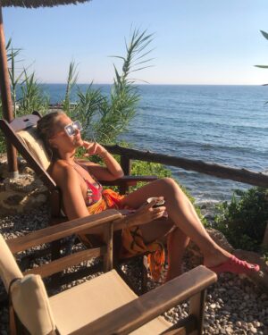 Michaela Badinková Instagram - Chvilka s kafíčkem☕️… u moře , doma , na chalupě, v práci… zkrátka moje “must have”❤️
#relax  #coffeetime #timeformyself