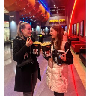 Michaela Pecháčková Instagram - Kino se ségrou? Může být! ❤️
Přestupné, velikonoční pondělí za nás naprosto v pohodě! 🤩🙌😁 Jak vy dnes?✨

#cinemacity #cinema #sister #timewithher #grateful