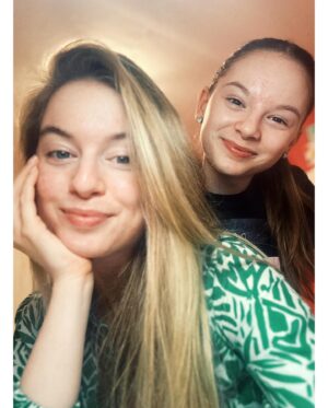 Michaela Pecháčková Instagram - Nemám to s ní lehký❤️.
1) je milá
2) je vtipná
3) já ji zabiju🤦‍♀️🤦‍♀️🤦‍♀️
#miláček #kopnuji #sisters