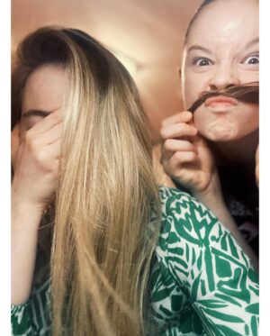 Michaela Pecháčková Instagram - Nemám to s ní lehký❤️.
1) je milá
2) je vtipná
3) já ji zabiju🤦‍♀️🤦‍♀️🤦‍♀️
#miláček #kopnuji #sisters