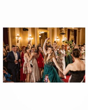 Michaela Pecháčková Instagram - Jsem na chvíli utekla ze zoo, no 💁‍♀️.. 
Zlomila jsem kytku, ale s Rózi nás to očividně pobavilo😂❤️🙏🏻🌹
#maturak 💚💚 užito🫶🧚‍♂️🕺🕺