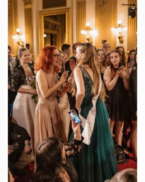 Michaela Pecháčková Instagram - Jsem na chvíli utekla ze zoo, no 💁‍♀️.. 
Zlomila jsem kytku, ale s Rózi nás to očividně pobavilo😂❤️🙏🏻🌹
#maturak 💚💚 užito🫶🧚‍♂️🕺🕺