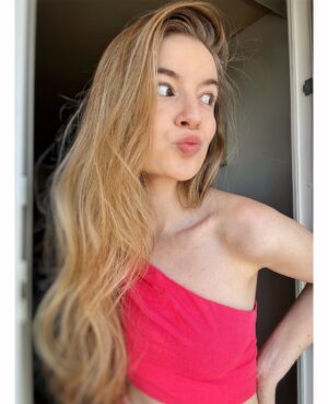 Michaela Pecháčková Instagram - Můj stylista je vítr🌪️❤️‍🔥
#wind #mystylist #morning