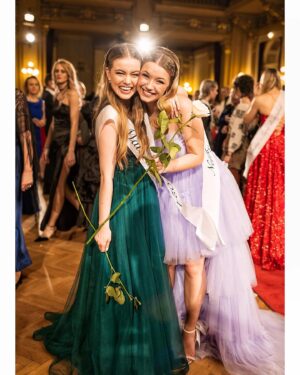 Michaela Pecháčková Instagram - Jsem na chvíli utekla ze zoo, no 💁‍♀️.. 
Zlomila jsem kytku, ale s Rózi nás to očividně pobavilo😂❤️🙏🏻🌹
#maturak 💚💚 užito🫶🧚‍♂️🕺🕺