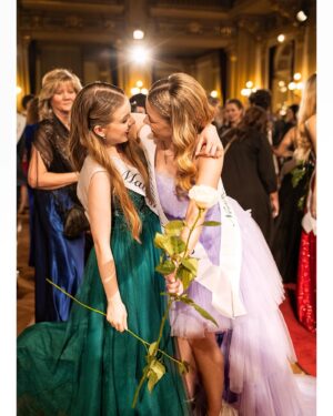Michaela Pecháčková Instagram - Jsem na chvíli utekla ze zoo, no 💁‍♀️.. 
Zlomila jsem kytku, ale s Rózi nás to očividně pobavilo😂❤️🙏🏻🌹
#maturak 💚💚 užito🫶🧚‍♂️🕺🕺