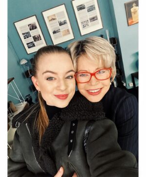 Michaela Pecháčková Instagram - Točíme jako o život nové díly @prima_zoo 🧡🧡🧡🧡a občas i stíhám dokumentovat, tak tady jedna #behindthescenes dokumentáciaaa🙌

1) kdy se podaří, že se v jednom obrazu sejde 7 blondýn???😂😂👱‍♀️🙏🏻
2) se skvělou babi❤️
3) ✌🏼
4) jak by řekl Vláďa Kratina .. je to #deluxe 😂💁‍♀️
5) 😂😂😂 nemám, co dodat.. Radkovi to pro jednou slušelo !! Dokumentace byla tedy nutná 😆
6) kuk, úsměv, prosím 🤭
7) než si dám kafe - verze instáč
8) než si dám kafe - verze realita🥲

#primazoo #behindthescenes #novedily #zoo #zůůů #AJeNámTuPěkně🧡