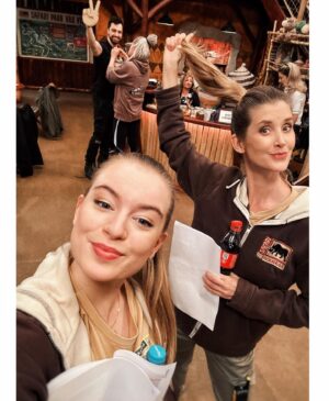 Michaela Pecháčková Instagram - Točíme jako o život nové díly @prima_zoo 🧡🧡🧡🧡a občas i stíhám dokumentovat, tak tady jedna #behindthescenes dokumentáciaaa🙌

1) kdy se podaří, že se v jednom obrazu sejde 7 blondýn???😂😂👱‍♀️🙏🏻
2) se skvělou babi❤️
3) ✌🏼
4) jak by řekl Vláďa Kratina .. je to #deluxe 😂💁‍♀️
5) 😂😂😂 nemám, co dodat.. Radkovi to pro jednou slušelo !! Dokumentace byla tedy nutná 😆
6) kuk, úsměv, prosím 🤭
7) než si dám kafe - verze instáč
8) než si dám kafe - verze realita🥲

#primazoo #behindthescenes #novedily #zoo #zůůů #AJeNámTuPěkně🧡