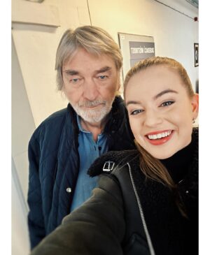 Michaela Pecháčková Instagram - Točíme jako o život nové díly @prima_zoo 🧡🧡🧡🧡a občas i stíhám dokumentovat, tak tady jedna #behindthescenes dokumentáciaaa🙌

1) kdy se podaří, že se v jednom obrazu sejde 7 blondýn???😂😂👱‍♀️🙏🏻
2) se skvělou babi❤️
3) ✌🏼
4) jak by řekl Vláďa Kratina .. je to #deluxe 😂💁‍♀️
5) 😂😂😂 nemám, co dodat.. Radkovi to pro jednou slušelo !! Dokumentace byla tedy nutná 😆
6) kuk, úsměv, prosím 🤭
7) než si dám kafe - verze instáč
8) než si dám kafe - verze realita🥲

#primazoo #behindthescenes #novedily #zoo #zůůů #AJeNámTuPěkně🧡