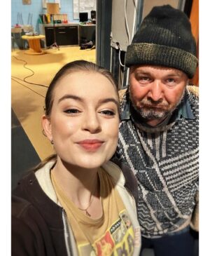 Michaela Pecháčková Instagram - Točíme jako o život nové díly @prima_zoo 🧡🧡🧡🧡a občas i stíhám dokumentovat, tak tady jedna #behindthescenes dokumentáciaaa🙌

1) kdy se podaří, že se v jednom obrazu sejde 7 blondýn???😂😂👱‍♀️🙏🏻
2) se skvělou babi❤️
3) ✌🏼
4) jak by řekl Vláďa Kratina .. je to #deluxe 😂💁‍♀️
5) 😂😂😂 nemám, co dodat.. Radkovi to pro jednou slušelo !! Dokumentace byla tedy nutná 😆
6) kuk, úsměv, prosím 🤭
7) než si dám kafe - verze instáč
8) než si dám kafe - verze realita🥲

#primazoo #behindthescenes #novedily #zoo #zůůů #AJeNámTuPěkně🧡