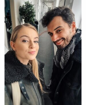Michaela Pecháčková Instagram - Točíme jako o život nové díly @prima_zoo 🧡🧡🧡🧡a občas i stíhám dokumentovat, tak tady jedna #behindthescenes dokumentáciaaa🙌

1) kdy se podaří, že se v jednom obrazu sejde 7 blondýn???😂😂👱‍♀️🙏🏻
2) se skvělou babi❤️
3) ✌🏼
4) jak by řekl Vláďa Kratina .. je to #deluxe 😂💁‍♀️
5) 😂😂😂 nemám, co dodat.. Radkovi to pro jednou slušelo !! Dokumentace byla tedy nutná 😆
6) kuk, úsměv, prosím 🤭
7) než si dám kafe - verze instáč
8) než si dám kafe - verze realita🥲

#primazoo #behindthescenes #novedily #zoo #zůůů #AJeNámTuPěkně🧡