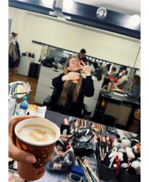 Michaela Pecháčková Instagram - Točíme jako o život nové díly @prima_zoo 🧡🧡🧡🧡a občas i stíhám dokumentovat, tak tady jedna #behindthescenes dokumentáciaaa🙌

1) kdy se podaří, že se v jednom obrazu sejde 7 blondýn???😂😂👱‍♀️🙏🏻
2) se skvělou babi❤️
3) ✌🏼
4) jak by řekl Vláďa Kratina .. je to #deluxe 😂💁‍♀️
5) 😂😂😂 nemám, co dodat.. Radkovi to pro jednou slušelo !! Dokumentace byla tedy nutná 😆
6) kuk, úsměv, prosím 🤭
7) než si dám kafe - verze instáč
8) než si dám kafe - verze realita🥲

#primazoo #behindthescenes #novedily #zoo #zůůů #AJeNámTuPěkně🧡