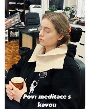 Michaela Pecháčková Instagram - Točíme jako o život nové díly @prima_zoo 🧡🧡🧡🧡a občas i stíhám dokumentovat, tak tady jedna #behindthescenes dokumentáciaaa🙌

1) kdy se podaří, že se v jednom obrazu sejde 7 blondýn???😂😂👱‍♀️🙏🏻
2) se skvělou babi❤️
3) ✌🏼
4) jak by řekl Vláďa Kratina .. je to #deluxe 😂💁‍♀️
5) 😂😂😂 nemám, co dodat.. Radkovi to pro jednou slušelo !! Dokumentace byla tedy nutná 😆
6) kuk, úsměv, prosím 🤭
7) než si dám kafe - verze instáč
8) než si dám kafe - verze realita🥲

#primazoo #behindthescenes #novedily #zoo #zůůů #AJeNámTuPěkně🧡
