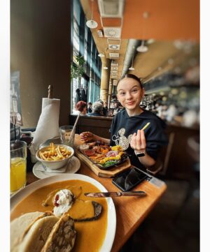 Michaela Pecháčková Instagram - Dneska na holčičí jízdě v @kolkovna_restaurants 🧡!
Víkend = žádná dieta, takže byla svíčková i dezert!
A jak řekla Nikola, dáte si tady jednou tohle jídlo a už nechcete jiný !! 😀🤤🤷‍♀️
11/10 Nikol doporučuje !! 
Děkujeme za skvělý jídlo! 🧡

#spoluprace #kolkovna #oběd #food #dietastranou #MILUJEMEJÍDLO