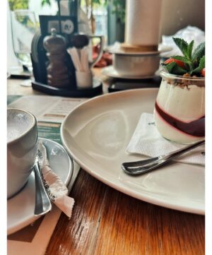Michaela Pecháčková Instagram - Dneska na holčičí jízdě v @kolkovna_restaurants 🧡!
Víkend = žádná dieta, takže byla svíčková i dezert!
A jak řekla Nikola, dáte si tady jednou tohle jídlo a už nechcete jiný !! 😀🤤🤷‍♀️
11/10 Nikol doporučuje !! 
Děkujeme za skvělý jídlo! 🧡

#spoluprace #kolkovna #oběd #food #dietastranou #MILUJEMEJÍDLO