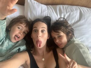 Michaela Tomešová Instagram - “Maminko, Ty seš naše nejoblíbenější maminka. Víme, že jinou nemáme, ale i kdyby, tak budeš stejně ta nejoblíbenější.” 
-K J

Často to neni lehký, občas hodně náročný, ale pokud máš svoje děti ty neoblíbenější, tak se i ty největší bouřky zaženou láskou. 

Děkuju za všechny dobrodružství s váma a těšim se na další. A taky jsem dost zvědavá na pubertu. To bude teprv jízda. 🙈

Užijte si váš den, maminky, nejlépe v objetí vašich smráďátek. ❤️