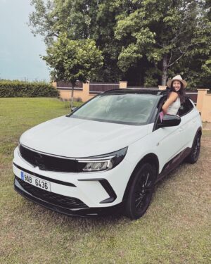 Michaela Tomešová Instagram - Nevim, jestli si vzpomínáte na loňský příběh, jak jsme jeli z dovolený odtahovkou. Naše stařičký auto už prostě takhle dlouhou a náročnou cestu nevydrželo. Bylo to hlavně pro kluky dost velký dobrodrůžo, který ale podruhý zažít nechceš. Tak jsme raději nic nenechali náhodě a půjčili si tohodle krásnýho a spolehlivýho Grandlanda  od @opel_cz 
Jel s námi dohromady asi 1500 kiláků naprosto hladce, bezpečně a pohodlně. Má všechny takový ty vychytávky, který jsem si mohla poprvé v životě zkusit. Jako třeba kontrola pruhů nebo takový ty kamerky na parkování (ano, díky tomu jsem ani já to auto neťukla), bezkontaktní nabíječka i otevírání kufru. Čtyřčlená rodina se do něj na 14 dní úplně v pohodě zabalí. Až se mi ho nechce vracet, jak nám s ním hezky jelo. A samozřejmě největší dík patří Romčovi , který jako hrdý a zodpovědný otec ochranitel celou cestu odřídil sám. ❤️