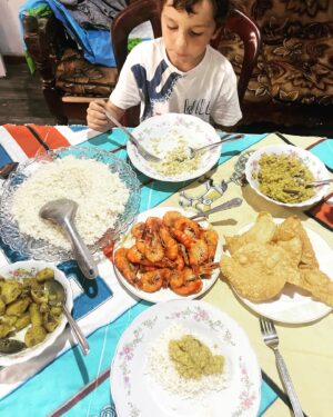 Michaela Tomešová Instagram - Tohle je Krishan. Myslim, že ho i po těch pár dnech můžeme považovat za kámoše na celej život. Krishan zná celou Srí lanku a celá Srí lanka zná Krishana. Teda aspoň tak nějak nám to přijde. Krishan nám ukázal celou jeho zemi ve všech jejích barvách a podobách, vzal nás na místa, kam turisti nechodí, naprostou ryzí mentalitu i přírodu. Krishanovi a jeho rodině tsunami před dvaceti lety vzalo téměř vše-bydlení i živnost. Ale jak sám řikal-celá jeho rodina přežila, protože utekli na nejbližší kopec, takže vše ostatní bylo úplně jedno. Začali od píky znovu. Teď má dva obchody, jezdí s tuktukem a občas takhle provází české návštěvy, má nádhernou rodinu a obrovské srdce. Pohostil nás u sebe doma božským obědem na který budeme dlouho vzpomínat. Mají málo, ale uvnitř mají všechno. Lásku, sebe, dary přírody a hlavně tu všeobjímající radost ze všeho❤️

Celý výlet včetně průvodce Krishana a řidiče Kirtyho, letenek, ubytka a zážitků nám do posledního detailu naplánovala  naše úžasná sousedka z Úval @martinahayek , která na Srí lanku jezdí už dvacet let a plánovat výlety pro známé jí neskutečně baví a dělá to ve svém volném čase. Tak mi dovolila, že pokud byste chtěli prožít ryzí, dobrodružnou Srí lanku se vším všudy, můžete se jí ozvat a ona vám naplánuje naprosto neopakovatelnou dovolenou. 🙏🏼 
#srilanka🇱🇰
