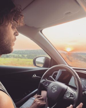 Michaela Tomešová Instagram - Nevim, jestli si vzpomínáte na loňský příběh, jak jsme jeli z dovolený odtahovkou. Naše stařičký auto už prostě takhle dlouhou a náročnou cestu nevydrželo. Bylo to hlavně pro kluky dost velký dobrodrůžo, který ale podruhý zažít nechceš. Tak jsme raději nic nenechali náhodě a půjčili si tohodle krásnýho a spolehlivýho Grandlanda  od @opel_cz 
Jel s námi dohromady asi 1500 kiláků naprosto hladce, bezpečně a pohodlně. Má všechny takový ty vychytávky, který jsem si mohla poprvé v životě zkusit. Jako třeba kontrola pruhů nebo takový ty kamerky na parkování (ano, díky tomu jsem ani já to auto neťukla), bezkontaktní nabíječka i otevírání kufru. Čtyřčlená rodina se do něj na 14 dní úplně v pohodě zabalí. Až se mi ho nechce vracet, jak nám s ním hezky jelo. A samozřejmě největší dík patří Romčovi , který jako hrdý a zodpovědný otec ochranitel celou cestu odřídil sám. ❤️