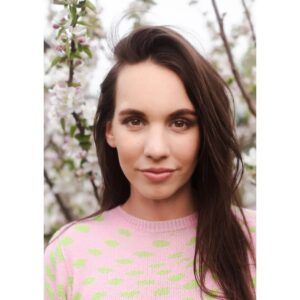Michaela Tomešová Instagram - Už uplynulo několik let od našeho prvního focení. Musím ty naše první černobílé portréty někde najít. 🤩 Před pár dny jsme na to zavzpomínali, a protože bylo zrovna krasné jarní počasí, udělali jsme i pár nových fotek. 📸 Děkuji @misatomesova

#misatomesova #tomesovi #headshotportrait
#portraitphotography #jarnifoto #spring #springvibes
#smilling #behappy #Czech #czechgirl #czechactress #singer #photoshooting #photooftheday #fotíme #friends #setkavani #tesimsenapriste #czechrepublic🇨🇿