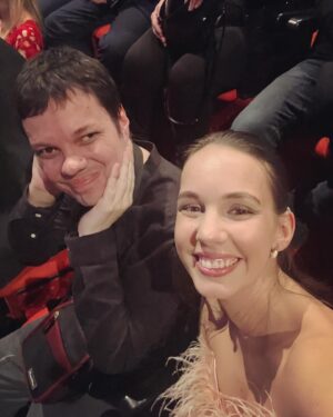 Michaela Tomešová Instagram - 🎭Po dlouhé době jsem byla v divadle konečne jako divák na jednom z mých nejoblíbenějších muzikálů-Bidníci, který jsem viděla několikrát v Praze i v Londýně. Jakmile začnou první tóny, tak se rozbulim a pokračuje to tak až do konce. Skláním se před skvěle odvedenou prací všech interpretů jak z původního obsazení, tak především před čtveřicí @felicita_victoria , @kukino88 , @nataliegrossova_official a @tomasvanek.insta . Díky lidem jako vy si uvědomuju jak je naše práce náročná a že je dobrý se navzájem inspirovat a podporovat se a posouvá nás to dál a dál ❤️

Děkuju bráškovi @doubravaondrej za božské garde, a za to, že jsme spolu zase mohli prožít jeden z těch “našich” večerů. 

A taky díky, že jsem se mohla zase po dlouhý době z tepláků a z divadelních kostýmů hodit do gala díky božským česko-slovenským mladým a perspektivním návrhářkám, které stojí za pozornost ❤️
Top: @laysedlakova 
Kabelka: @ademi_studio_