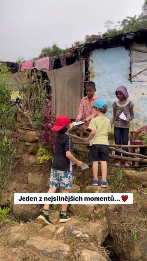 Michaela Tomešová Instagram - Včera jsme strávili skoro celý den v horách ve středozemí Srí Lanky. Navštívili jsme vesnici, která je odtržená od světa. Potkali jsme tolik krásných lidí. Krásných zevnitř. Děti, co chodí do školy, musí chodit denně tři hodiny na autobus. Některé rodiny nemají ani elektřinu. Třeba jako tato na videu. Mají vodu, petrolejové lampy a políčka. A jsou šťastní. Mají sebe. #srilanka🇱🇰