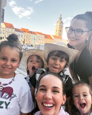 Michaela Tomešová Instagram - S touhle holkou už jsme bok po boku za ty roky, co se známe, prožily kde co, ale zážitkům, co jsme koncentrovaně posbíraly minulý týden v @jiznicechy ve společnosti našich čtyř umpalumpů se podle mě nic nevyrovná. Konečně jsme si na sebe našly čas a vyrazily vstříc dobrodružstvím. A chci zase. A s Tebou! Díky, má životní parťačko @muahlenkadeer ! ❤️
