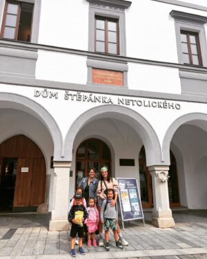 Michaela Tomešová Instagram - S touhle holkou už jsme bok po boku za ty roky, co se známe, prožily kde co, ale zážitkům, co jsme koncentrovaně posbíraly minulý týden v @jiznicechy ve společnosti našich čtyř umpalumpů se podle mě nic nevyrovná. Konečně jsme si na sebe našly čas a vyrazily vstříc dobrodružstvím. A chci zase. A s Tebou! Díky, má životní parťačko @muahlenkadeer ! ❤️